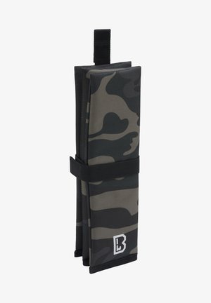 Novčanik s uzorkom kamuflaže u sivoj i crnoj boji, izrađen od tkanine, s preklopnim dizajnom i sigurnom čičak trakom.