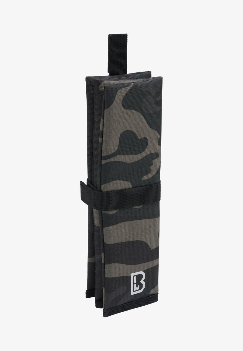 Peňaženka s kamuflážovým vzorom v sivej a čiernej farebnej schéme, vyrobená z textilného materiálu, so sklápacím dizajnom a bezpečnou suchým zipsom.