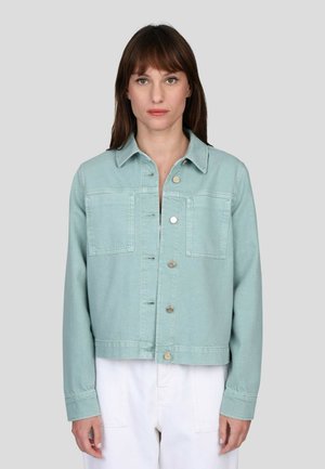 Veste en denim vert menthe avec un design court, deux poches avant et fermeture à bouton, dotée d'un col et de manches longues avec détails de poignets.