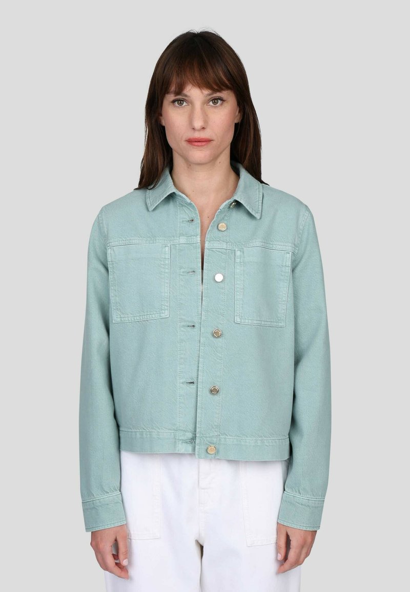 Veste en denim vert menthe avec un design court, deux poches avant et fermeture à bouton, dotée d'un col et de manches longues avec détails de poignets.