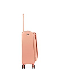 Maleta rosa de carcasa dura con un mango retráctil, cierre de cremallera, costura de acento y cuatro ruedas negras para movilidad.
