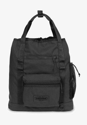 Czarna torba Eastpak typu tote z dwoma uchwytami, przednimi kieszeniami na zamek i boczną siateczkową kieszenią z zapięciem na sznurek.