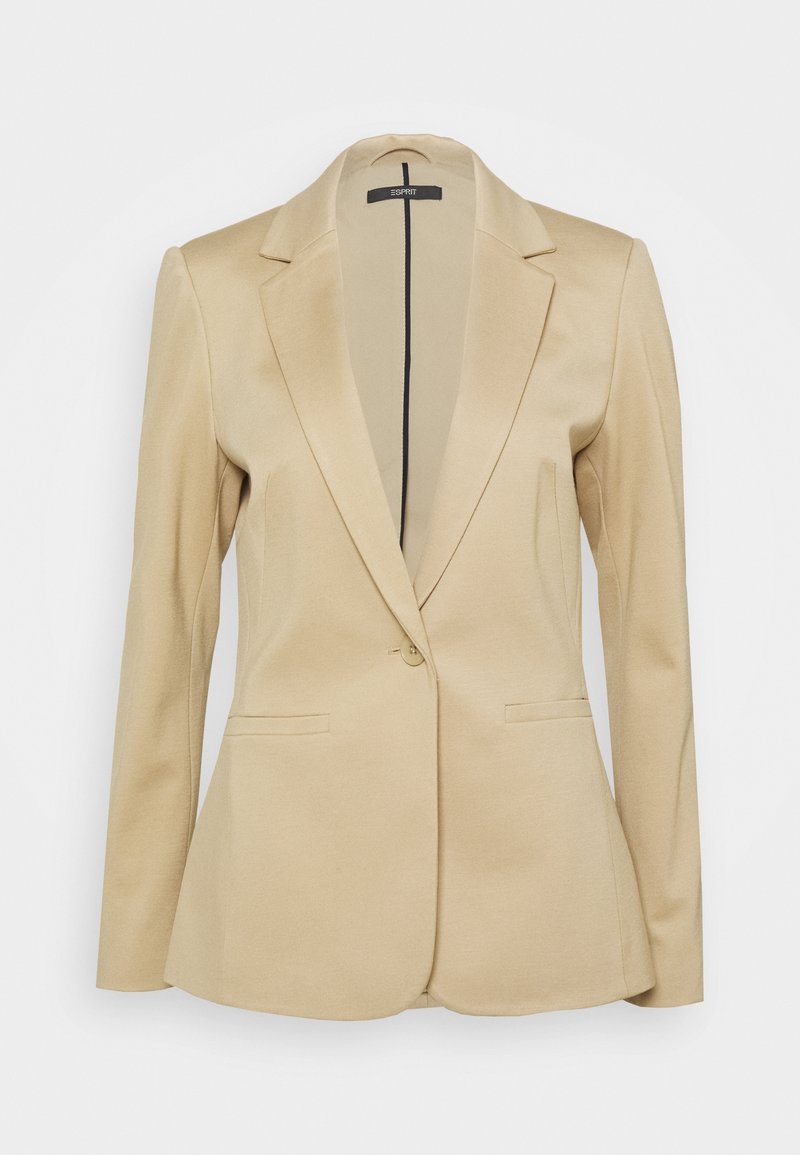 Blazer beige à un bouton avec revers crantés, manches longues et deux poches passepoilées à l'avant, coupe ajustée, présenté sur un fond uni.