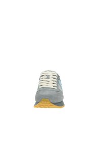 Sneaker in suede grigio con accenti azzurri, lacci bianchi e suola in gomma testurizzata. Punta arrotondata e tallone imbottito per supporto.