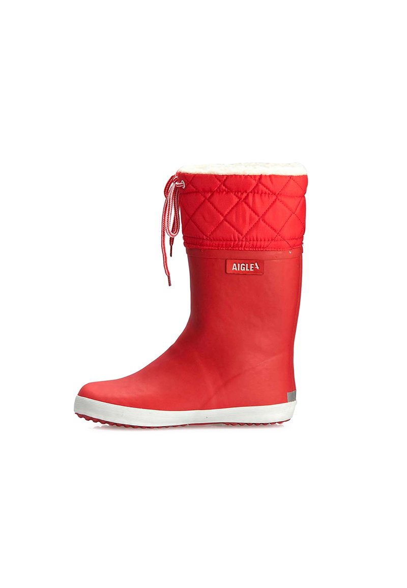 Botte de pluie en caoutchouc rouge avec un haut bord matelassé et rembourré, doublure blanche et semelle blanche. Dispose d'un cordon de serrage pour ajustement.