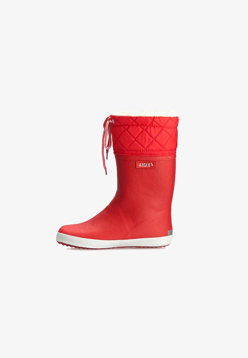 Botte de pluie en caoutchouc rouge avec un haut bord matelassé et rembourré, doublure blanche et semelle blanche. Dispose d'un cordon de serrage pour ajustement.