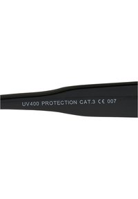 Mustade prilliraamid, millel on valgete tähtedega kirjatäht "UV400 KAITSE CAT.3 CE 007", näidates UV-kaitse taset ja vastavust.