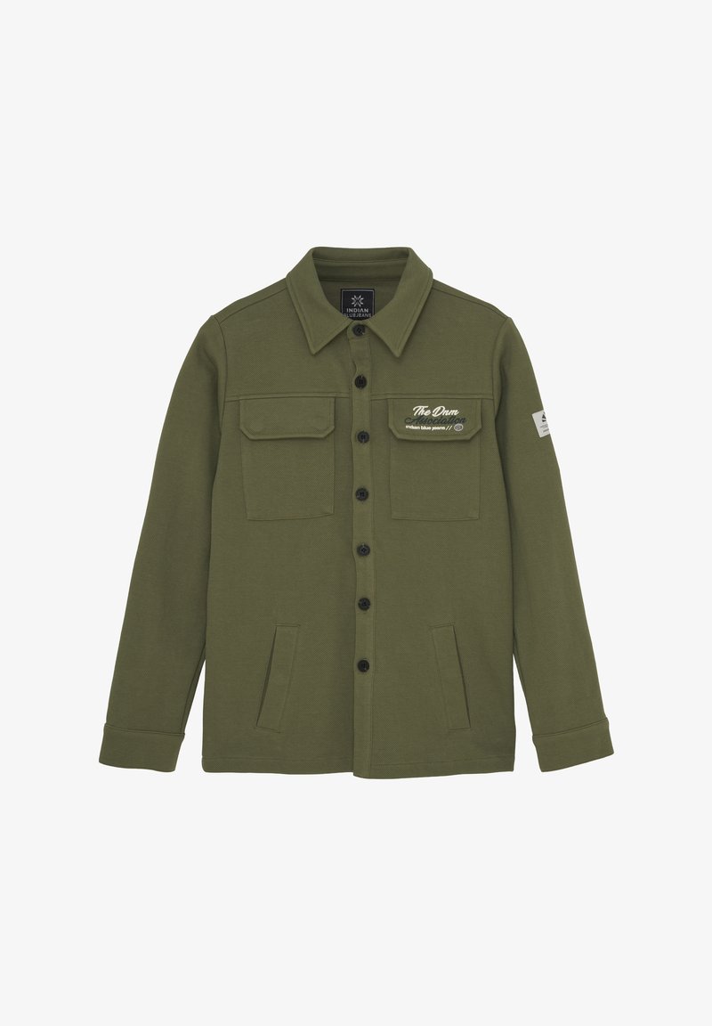 Olivenfarbige Jacke aus weichem Stoff, mit einer Knopfleiste vorne, zwei Brusttaschen, Seitentaschen und gestickten Logoakzenten.