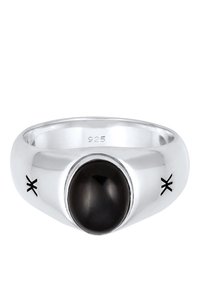 Sterling silver ring med en stor, polerad svart sten i centrum, med ingraverade accenter på ringen. Märkt "925" invändigt.