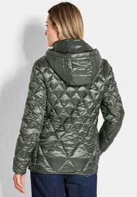 Gepolsterte, olivgrüne Pufferjacke mit Kapuze, featuring einem glänzenden Finish, diagonalen Nähten und einer taillierten Passform.