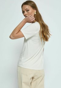 PEPPERCORN SAMANTHA V-NECK - Pamata T-krekls - gardenia