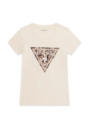 Crèmekleurig T-shirt met een driehoekige luipaardprint en "GUESS" in verhoogde witte letters met zilveren accenten. Korte mouwen.
