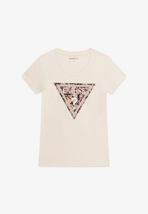 Crèmekleurig T-shirt met een driehoekige luipaardprint en "GUESS" in verhoogde witte letters met zilveren accenten. Korte mouwen.