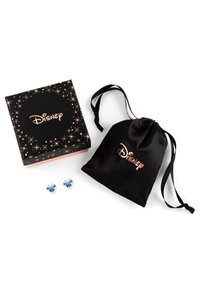 Boîte à bijoux noire avec du texte doré, entourée de deux boucles d'oreilles en pierres bleues et d'un sachet noir à cordon, tous deux portant le logo Disney.