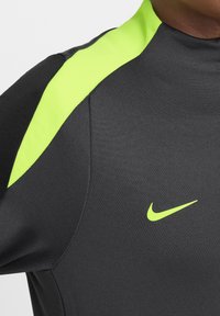 Nike Performance DRI-FIT STRIKE - Maglietta a manica lunga - anthracite black volt volt
