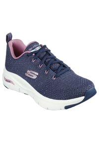 Marineblau gestrickter Sportschuh mit pinken Akzenten, Schnürdesign, ArchFit-Unterstützung und einer weißen Gummisohle, die eine strukturierte Oberfläche aufweist.