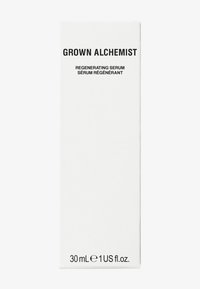 Biała prostokątna puszka opakowaniowa z etykietą "GROWN ALCHEMIST SERUM REGENERUJĄCE." Zawiera 30 mL. Tekst w czarnym sans-serif czcionce. Minimalistyczny design.