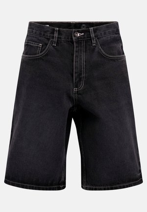 Fekete farmer rövidnadrág elöl gombos, cipzáras záródással, övbujtatókkal és ötlő zsebes kialakítással, egyszínű háttéren.