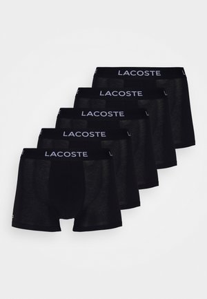Sorte bomulds boxerbriefs, fem-pak, med struktureret stof, en tætsiddende pasform og elastiske taljebånd med "Lacoste" logo i hvid.