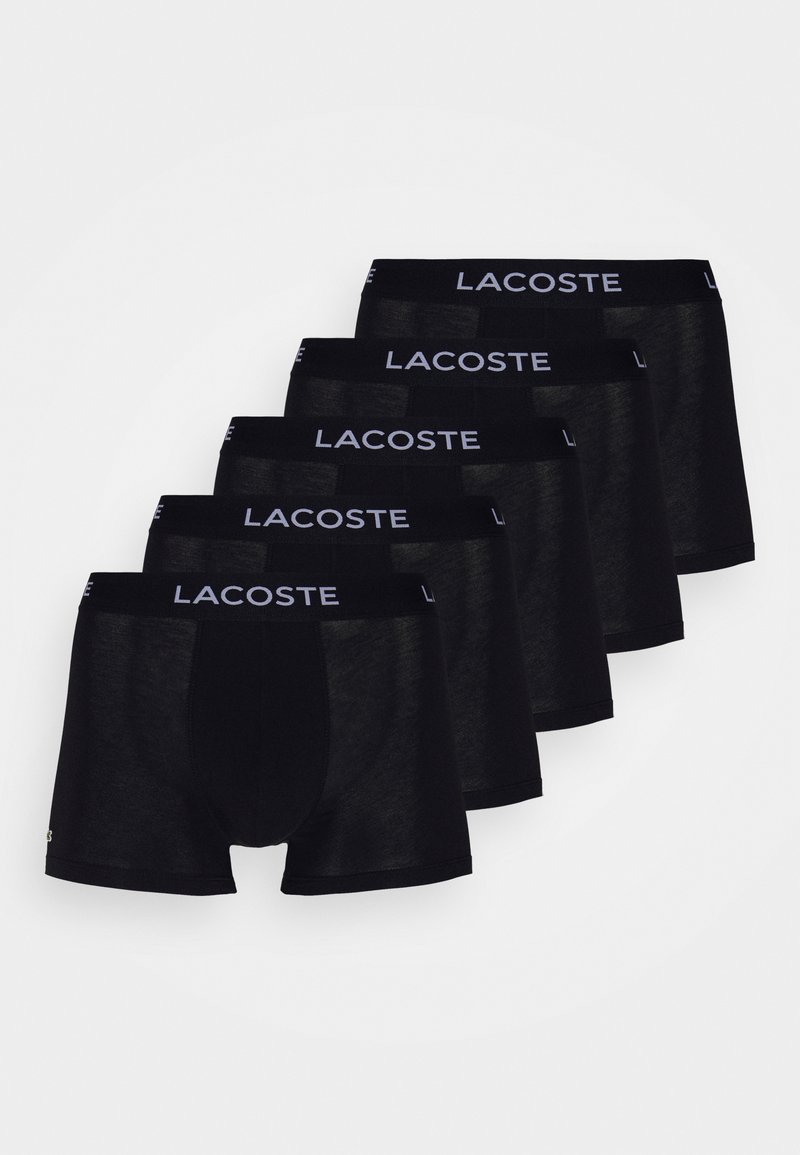 Coffret de cinq boxers en coton noir, dotés d'un tissu texturé, d'une coupe ajustée et de ceintures élastiques avec le logo "Lacoste" en blanc.