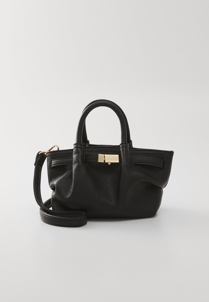 Borsa a tracolla in pelle nera con finitura texture, manici superiori doppi, tracolla rimovibile e chiusura a scatto in tonalità oro.