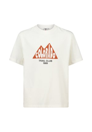 Valkoinen puuvillapaita, jossa on graafinen suunnittelu oransseista vuorista ja teksti "COLORADO TRAIL CLUB 1989" mustana logon alapuolella.