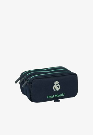 Czarny nylonowy piórnik z trzema kieszeniami na zamek błyskawiczny, z zielonymi akcentami, z logo Real Madryt i napisem w zieleni.