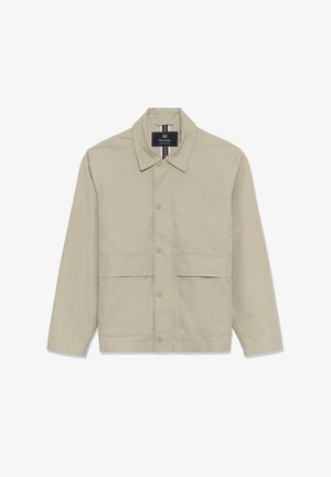 Bež lahka jakna z ovratnikom srajce, zapiranjem na potisne gumbe, dvema sprednjima žepoma in ravnim krojem. Gladek tekstura tkanine.