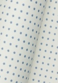 Lekki materiał z wzorem małych niebieskich kwiatów z czerwonymi środkami na białym tle, gładka tekstura i jednolity powtarzający się wzór.