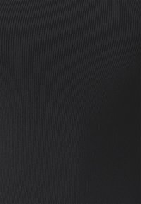 Tissu noir côtelé montrant des lignes verticales, avec une texture lisse. Le matériau est extensible et épouse les formes, idéal pour les vêtements ajustés.