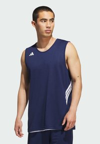 Camiseta sin mangas deportiva de color azul marino, fabricada con un tejido transpirable, que presenta el logo blanco de Adidas y tres rayas diagonales blancas en el costado.