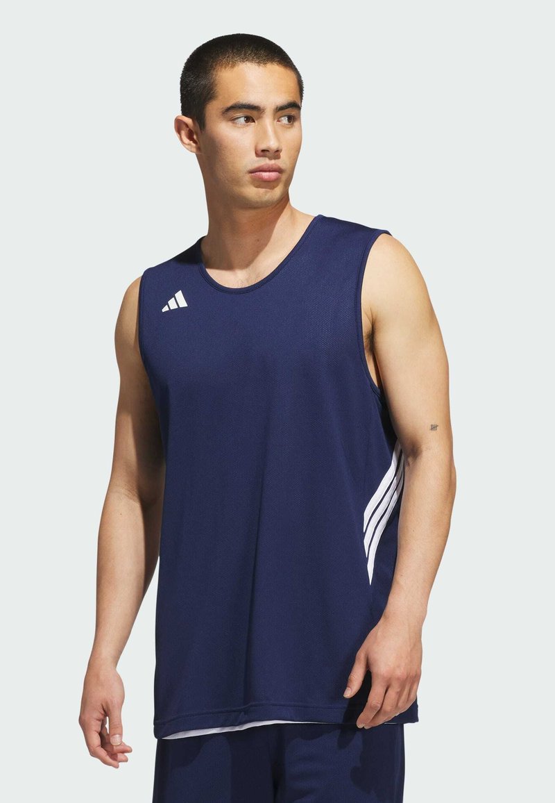 Camiseta sin mangas deportiva de color azul marino, fabricada con un tejido transpirable, que presenta el logo blanco de Adidas y tres rayas diagonales blancas en el costado.