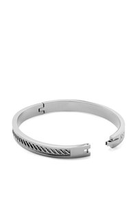 Silverfärgad metallarmband med en slät, jämn yta och ett snurrat repmönster längs ena sidan. Har en säker spänneslutning.