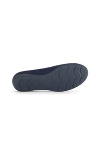 Marineblaues Wildleder-Slipperschuh mit flexibler Gummisohle, ausgestattet mit einer strukturierten Oberfläche und dezentem Branding an der Außensohle.