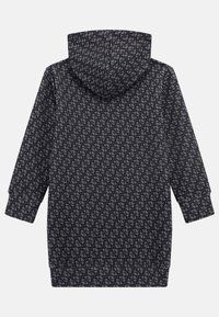 Sudadera con capucha en negro con un patrón geométrico repetitivo, que cuenta con mangas largas y un corte holgado. Tejido suave con una textura lisa.