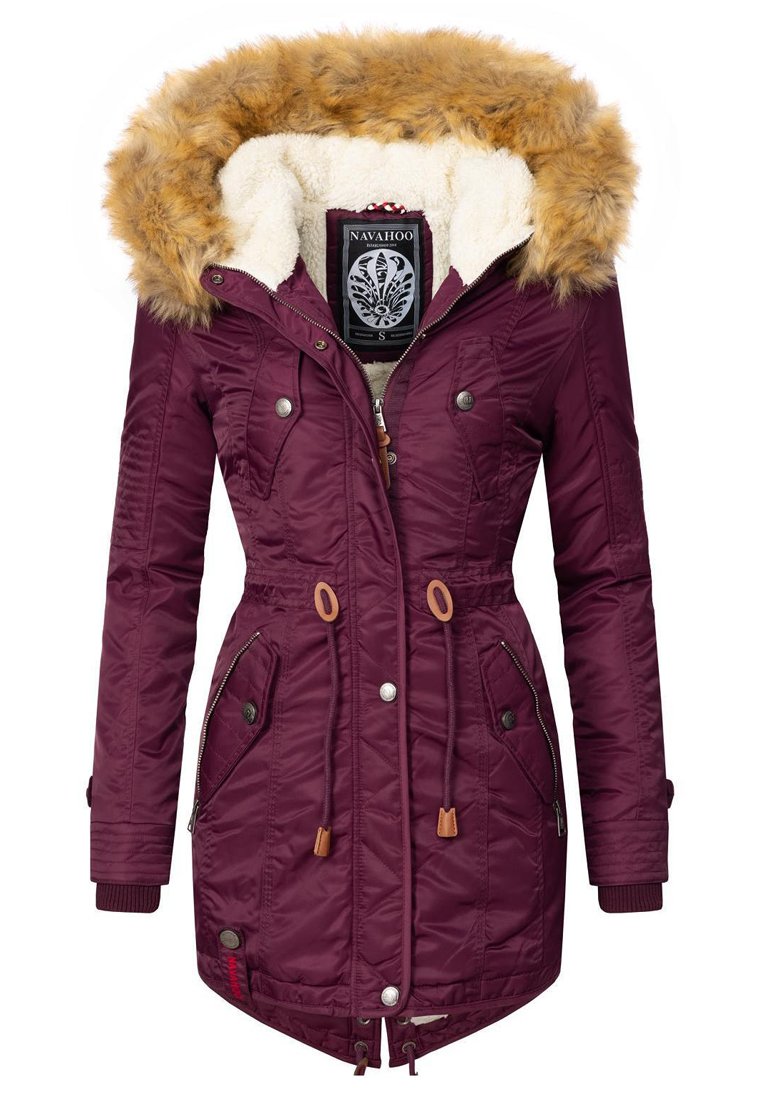 Bordeauxjacket met een nepbont capuchon, rits- en drukknoopsluitingen, twee borstzakken, verstelbare trekkoord in de taille en een zachte binnenvoering.