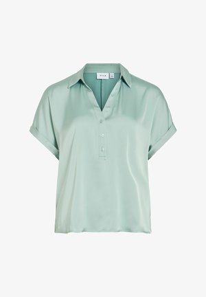 Svetlo zelena satenasta bluza s kratkimi rokavi, ovratnikom, tremi gumbi spredaj in manšetami na rokavih.