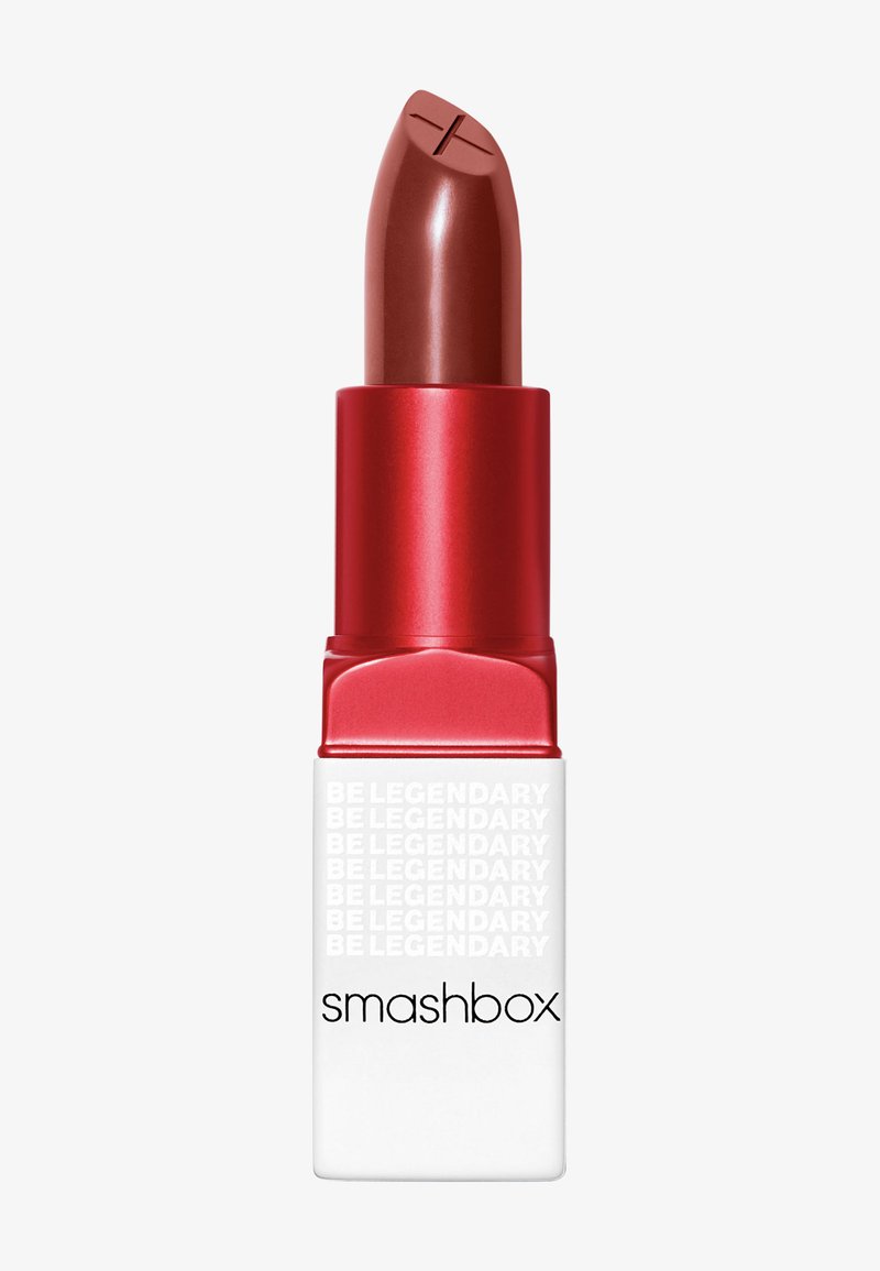 Roter Lippenstift in einem zylindrischen Behälter. Der Deckel ist metallic rot, während die Basis weiß ist und "smashbox" sowie "BE LEGENDARY" in Schwarz aufgedruckt sind.