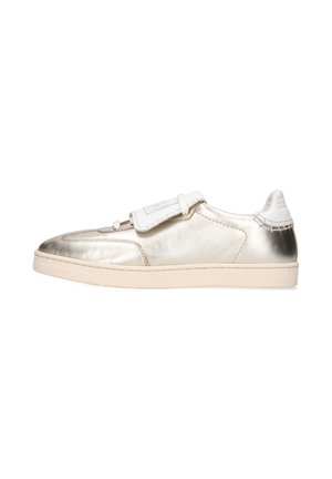 Niedrig geschnittene metallisch goldene Sneaker mit weißer Sohle und Klettverschluss, seitlich auf einem weißen Hintergrund dargestellt.