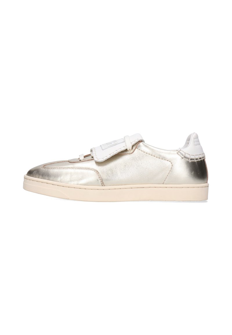 Sneaker basso metallico oro con suola bianca e chiusura a strappo, mostrato di lato su uno sfondo bianco.