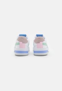 Weiße Sneakers mit einem glatten Lederoberteil, pastellfarbige Akzente in Rosa, Minze und Blau an der Ferse und an den Seiten. Gummi-Außensohle für besseren Halt.