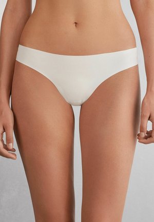 Culotte de bikini blanche sans couture avec une texture lisse, une coupe basse et une couverture minimale. Tissu doux avec un design minimaliste.