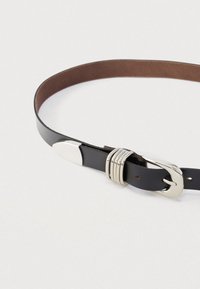 Cinto de couro preto com fivela metálica prateada e uma peça decorativa. Textura lisa com design clássico. Contém cinco furos para ajuste.