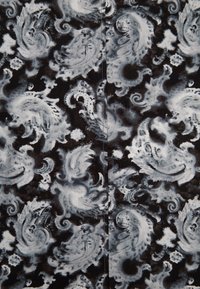 Motif cachemire noir et blanc avec des motifs floraux tourbillonnants et un ombrage détaillé et texturé créant un dessin de tissu doux et complexe.