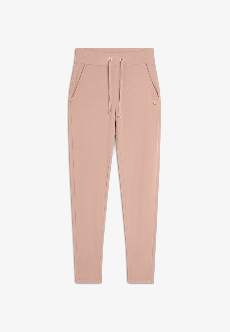 Pantalones de chándal de color rosa claro con cintura ajustable, dos bolsillos laterales y un pequeño logo en el muslo izquierdo. Textura de tela de algodón suave.