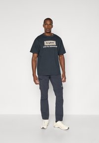 Berghaus CONCERT COLLECTION ADVENTURE TOUR TEE UNISEX - Tričko s potlačou - black