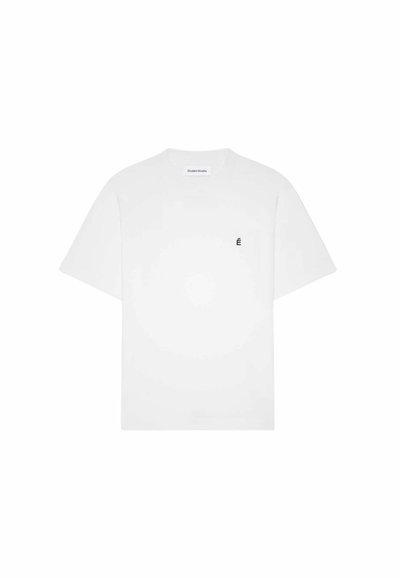 T-shirt blanc à manches courtes avec col rond, petit logo noir "É" sur la poitrine gauche et étiquette Études Studio à l'intérieur du col.