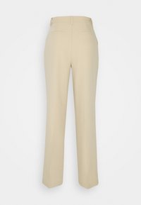 Pantalon beige à jambes droites avec une texture lisse, deux poches arrière et une ceinture au design épuré. Convient à diverses occasions.