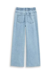 Jasnoniebieskie jeansy o szerokich nogawkach z elastycznym paskiem w talii. Posiadają dwie tylne kieszenie i gładką teksturę denimu.