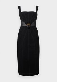 Μαύρο μίντι φόρεμα χωρίς μανίκια με τετράγωνη λαιμόκοψη, ραφές σε αντίθεση, εφαρμοστή μέση και διακοσμητική χρυσή αγκράφα στο κέντρο μπροστά.